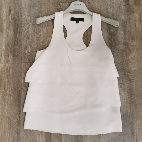 Beautiful tier tank - Picture 1 of 2